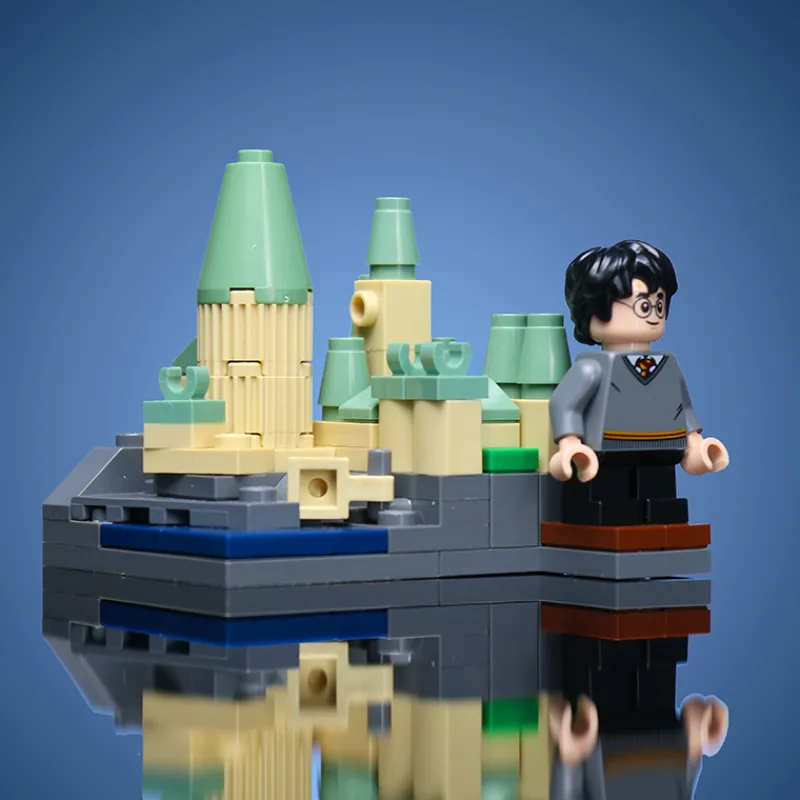 B3 Customs>The Brick Show Shop Custom Mini Wizard's School with Harry Potter Minifigure